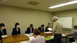 大阪市に申し入れ、文書回答を強く要求する大阪支部の代表団(2025年4月25日大阪市役所)