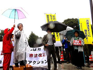 6月3日、国会正門前で再審法改正を訴える石川早智子さん