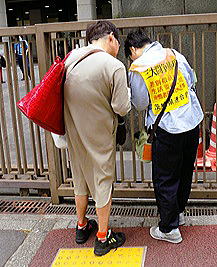 東京高裁前での署名活動(2025年5月23日)