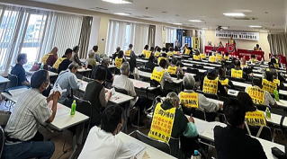 石川一雄さんの辞世の句をメインスローガンに掲げ、狭山闘争の勝利を誓う(2025年6月8日大阪・大東市民会館)