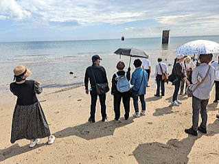 ピーヤに向かって一人ひとりが献花。あまりの近さに驚く。