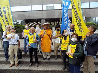 手に手に要請書を携え法務省に受け取りを迫った